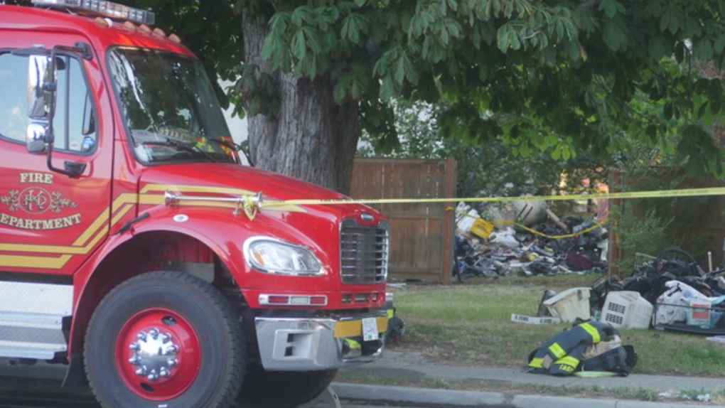 Kelowna apartment fire leaves 1 dead, 17 displaced [Video]