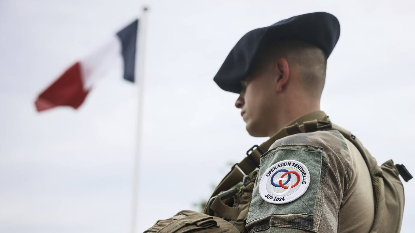 Attacker stabs and wounds French soldier patrolling Paris ahead of the 2024 Olympics  WFTV [Video]