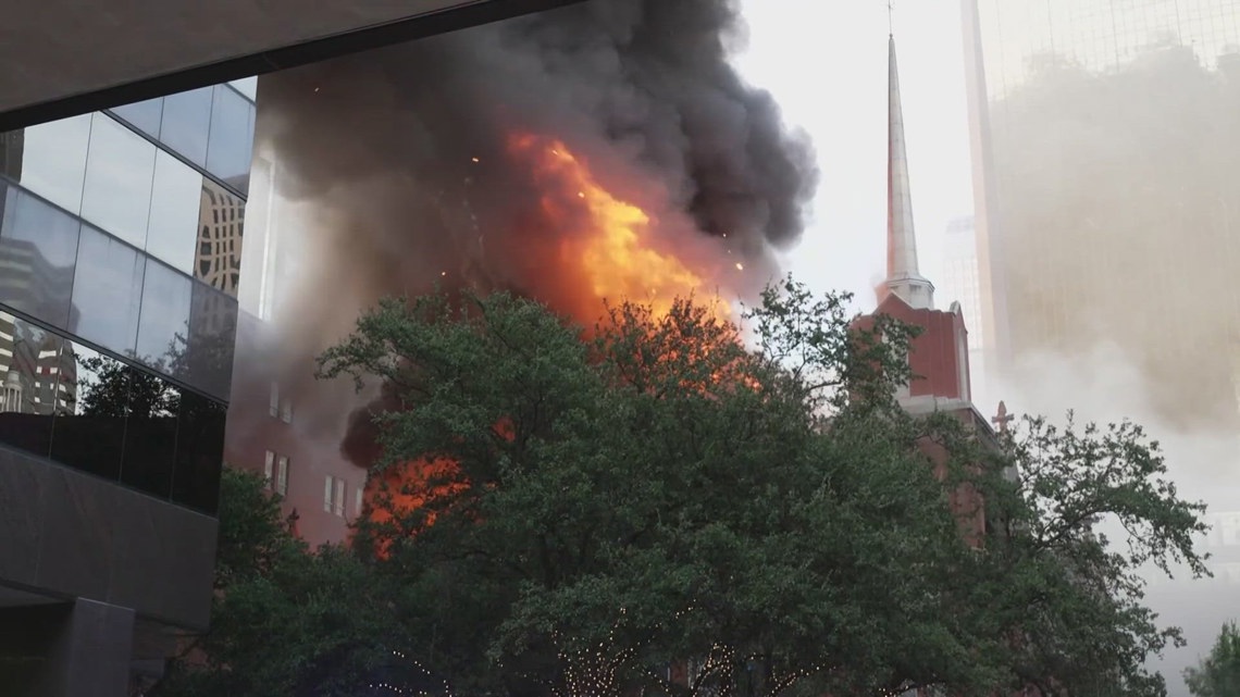 Firefighters battle fire at First Baptist Dallas Church in Downtown Dallas [Video]