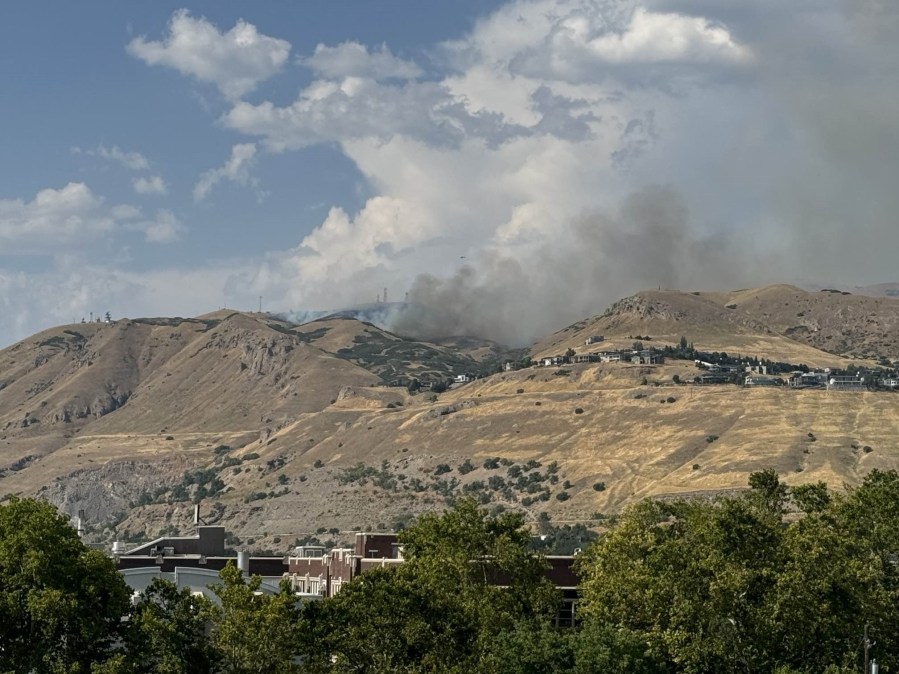 Wildfire breaks out on Ensign Peak near Utah State Capitol building [Video]