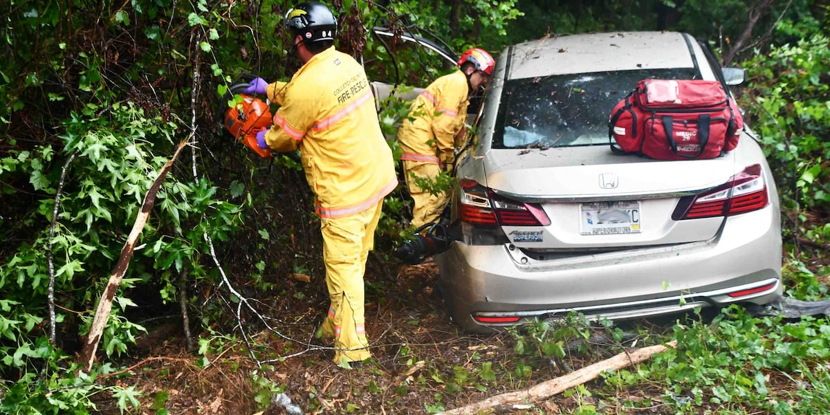Colleton Co. Fire-Rescue crews use chain saw to free woman trapped in car [Video]