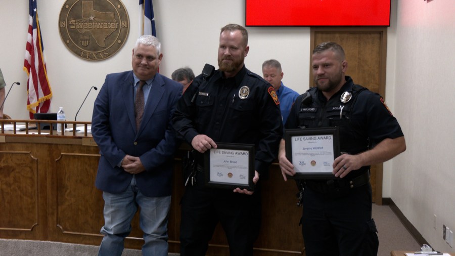 Sweetwater police officers honored for life-saving actions in overdose emergency [Video]